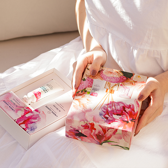 Lady holding a Linden Leaves gift pack